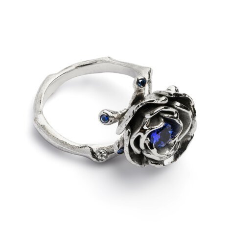 Balto aukso žiedas su brangakmeniais dk781